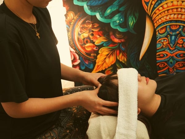 頭部には多くのツボがあり、指圧することで、心身ともにリラックス効果が得られます