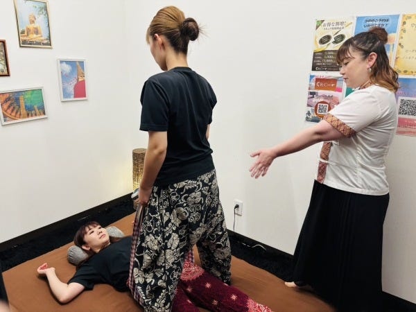 タイ古式セラピストの先生による講習会を、毎月1～2回開催。直接指導していただけます！（パカマー練習風景）