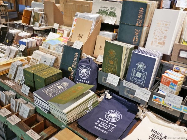 トラベラーズノートを中心に京都店限定商品や、旅の相棒となるアイテム、ノートと一緒に使用してほしい文具などを取り扱っています。