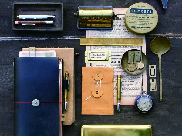 使うほどに味わい深くなっていくトラベラーズノートに合うように、真鍮など素材にこだわった商品を取り扱いしています。