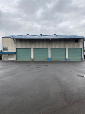 正面から見た全体像。一番右側は塗装ブース。約１１００坪