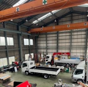 ピットには大型車両が３台入庫できます。