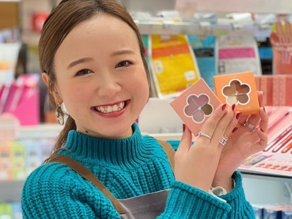 コスメ販売が未経験の方も安心してご応募ください。スタッフとの情報交換や勉強会で知識が身につきます！