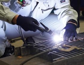 工具を使った整備業務を行っております。