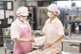 チーフの盛り付け指導の様子