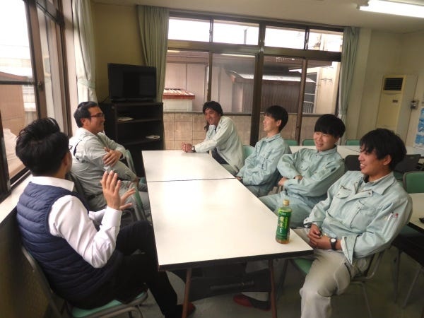 食堂が完備されていますので、昼食のほか休憩時に利用できます（お弁当持参の方が多いです）