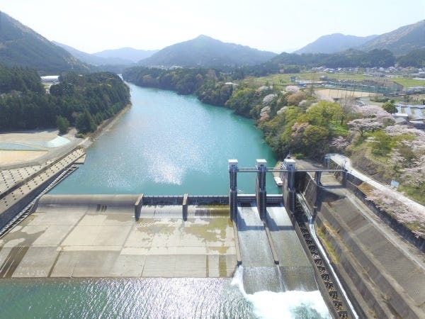 宮川用水の水源である「粟生頭首工（あおとうしゅこう）」です。宮川は日本を代表する清流として知られています