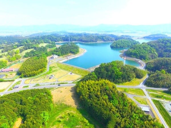 農業用ダムである「斎宮調整池（さいくうちょうせいち）」です。ダムの周辺は散策路として利用されており、近接して公園も整備されています