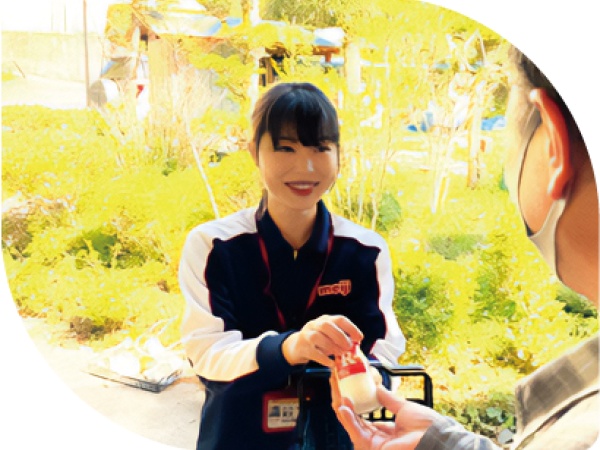 状況に応じてお客さまの健康状態と飲み残しの確認を行い、顔の見える配達を心がけています。