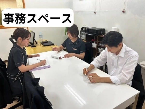 ミーティングや日々の事務作業を行うスペース。皆が使いやすいよう整理整頓された空間で作業もはかどります♪