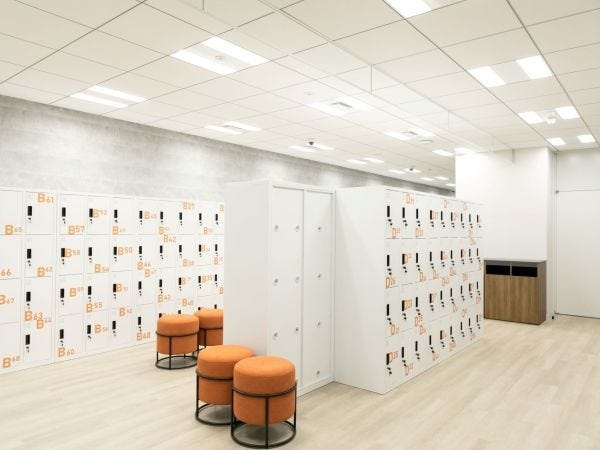 ロッカールームも綺麗で清潔！コートをかけれるハンガーラックも御座います！