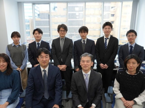 職員全員ではありませんが、オフィスで撮影しました。