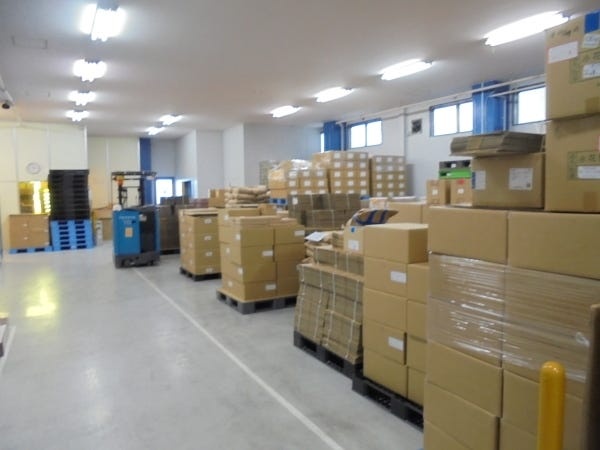 食品製造工場のため、倉庫は整理・整頓されております。