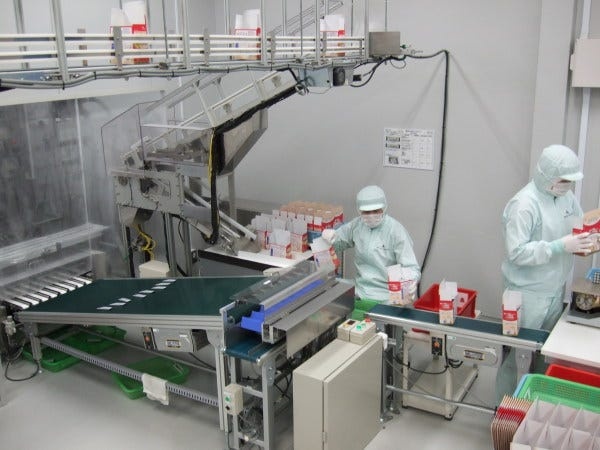 衛生管理が行き届いた清潔で安全な作業室です。作業室の補修や改修も業務のひとつになります。