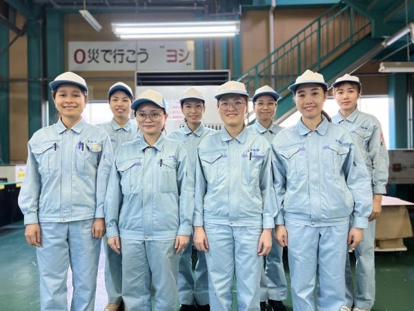 工場では、女性のスペシャリスト達がお互い支え合い、活躍しています。