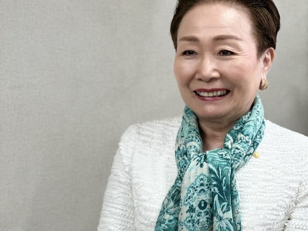 社長の朝比 美和子です。社員とその家族の未来を守るための経営業務に専念できるよう、支えてくれる秘書の方を求めています。
