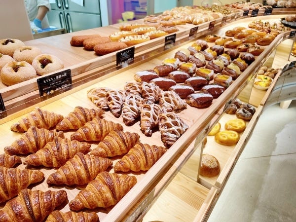 各店にて多種多様なパンを販売。その数なんと１００種類以上!!