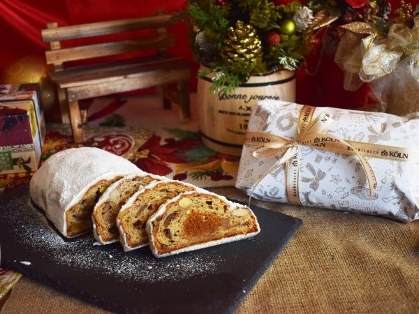 当社人気のキャラメルシュトレン。フルーツぎっしりの生地の中心にキャラメルマジパンを包み焼き上げています。