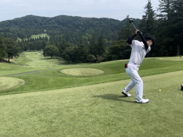 みんなでゴルフ旅行へ！　　　　コース初日の社員にも先輩が優しく教えてくれます。順位毎の景品付きです。参加しないメンバーはお休みに！