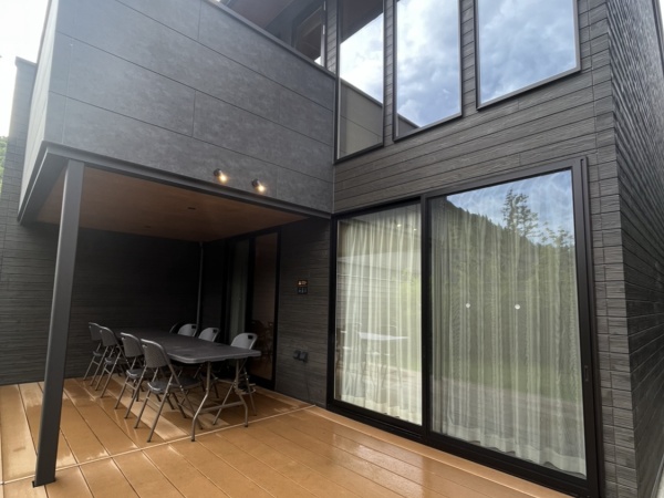 チーム目標を達成すると自由参加の旅行に行けます。皆で１から企画をします。夜はBBQやゲーム大会！皆と仲良くなれる機会は沢山あります。