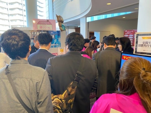 イベントのスポンサーとしてブースを出展しました。おかげさまで人が通れないほどの大盛況でした。