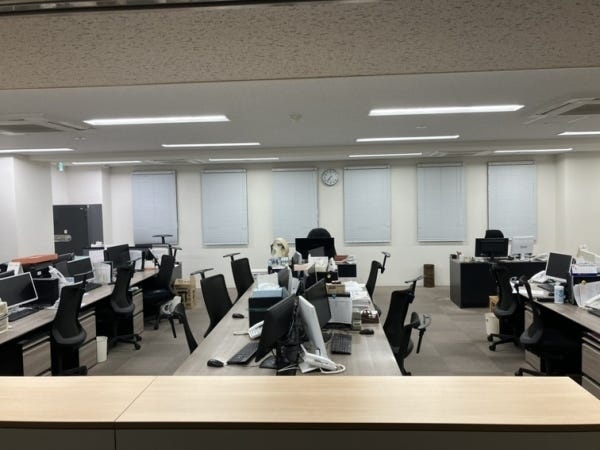 実際に勤務していただくフロアです。全席チェアハンガー付き。毎週清掃会社によってクリーニングをしており、清潔さを確保しています。