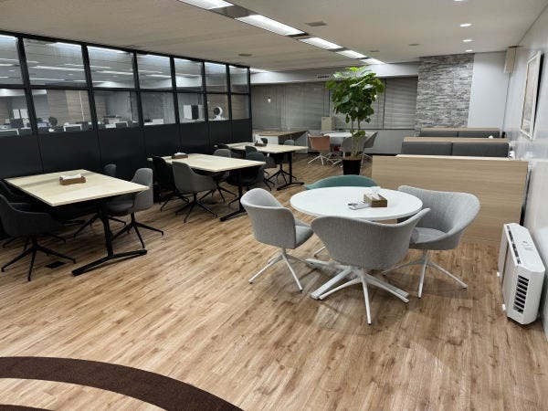 休憩などに使うユーティリティスペースです。簡単な打ち合わせにも利用します。