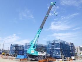 ＪＲ松山駅高架工事で活躍する弊社２５ｔクレーンです