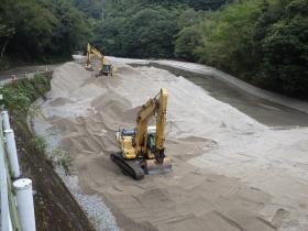 石手川ダムで溜まった土砂を排除し、ダム容量を回復しています