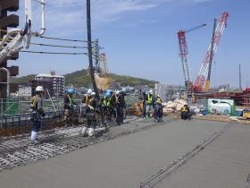 橋りょう上部工のコンクリート打設です