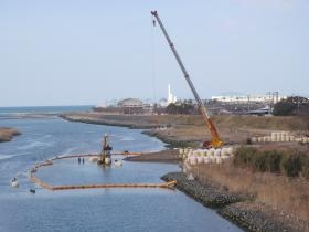 重信川で護岸工事をしています