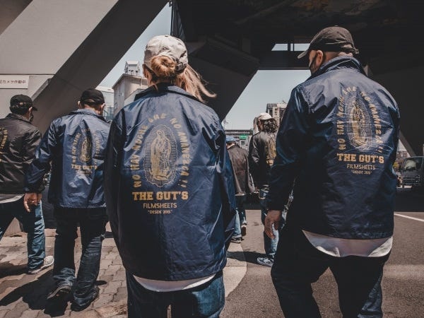 今から皆でいざ出陣！！皆の後ろ姿が頼もしい、各年代のスタッフがいるので困った事があれば相談してください！！