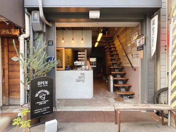 本社の入口です。１Fには弊社が運営するコーヒースタンドが。現場から帰ってきたら皆でcoffeeブレイク