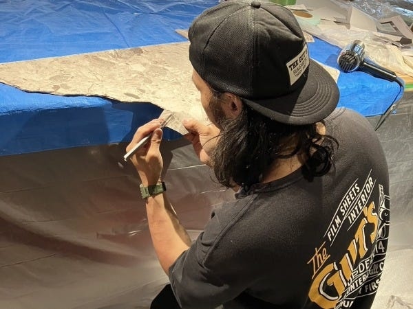 作業風景！！石目のシートをいかにリアルな石にみせるかを追求しています！！