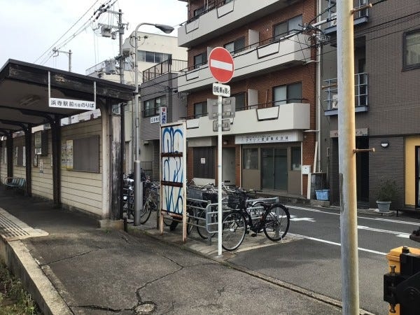 阪堺線「聖天坂」駅の前に事務所があります。