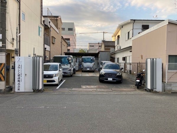 事務所のそばに倉庫があり、マイカー通勤も可能です。