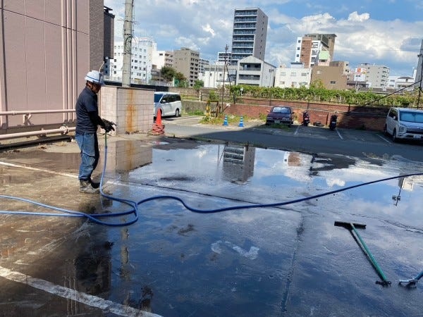 未経験者は先輩のアシストをしながら作業の流れを覚えてください。