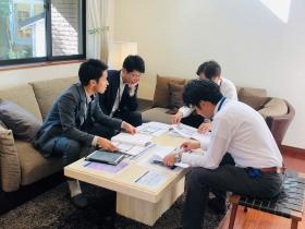 ミーティング風景（情報を共有しグループ営業を行います。）