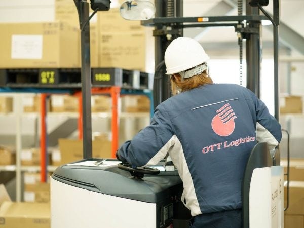 フォークリフトオペレーター・倉庫内フォークリフト（給与即日払い可・学歴不問）