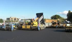 建設事業部 舗装工事現場作業風景