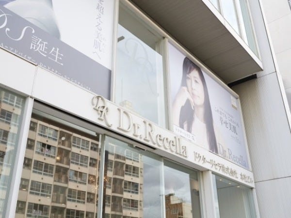 オフィス｜大阪本社の正面玄関。8階建ての自社ビルです。室内に小川が流れるフロアも！