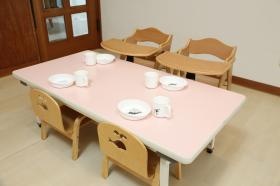 託児所ぽぽらすのお子様用の机と椅子です。