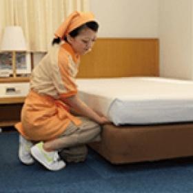 ホテルのベッドメイキング作業です