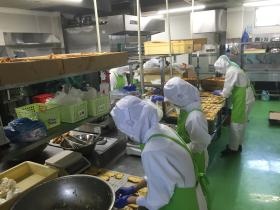 １人１人が協力のもと、責任をもってお菓子作りをしています。