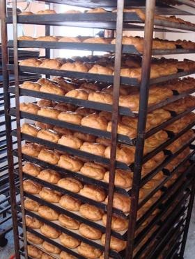 シュー生地の焼き上がり。香ばしい香りが充満しています。