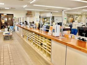 正面入り口から入ると、カウンターがあります。