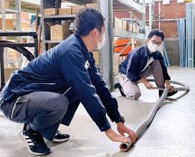 プリカチューブを切っているところ