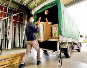 商品をトラックに積み込みます