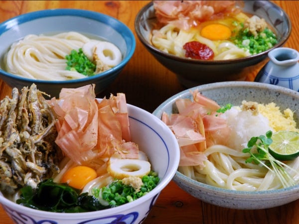 日本酒もありと美味しい香川の讃岐うどんと料理、さらにお酒も提供しています。
