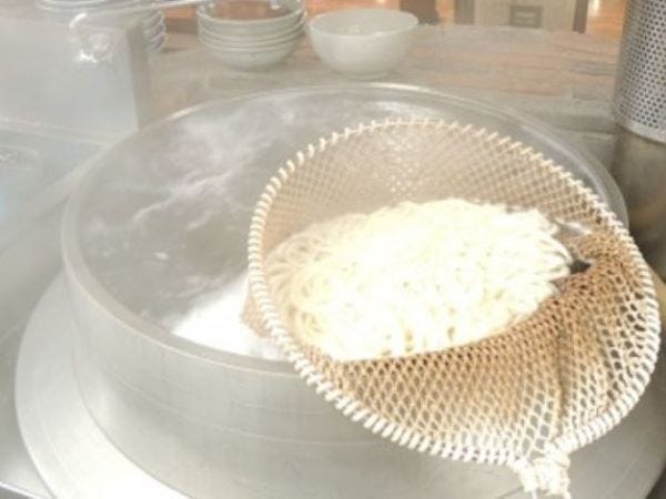 自家製麺の茹でたてをお客様に提供します。